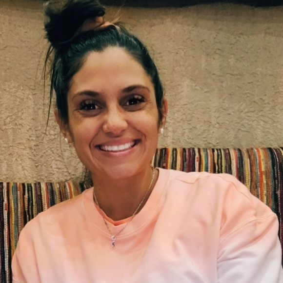 Meet your Posher, Iza - Picture 2 of 4